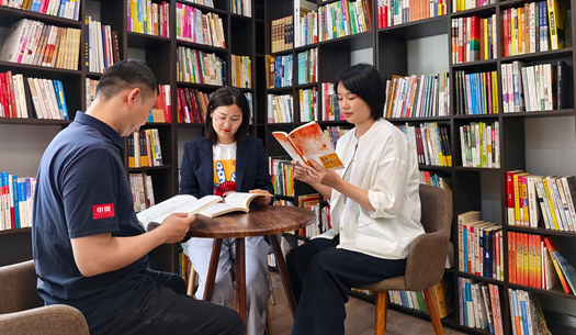 翻開“城發(fā)”這本書，每一頁，都是鄭州的煙火與遠(yuǎn)方